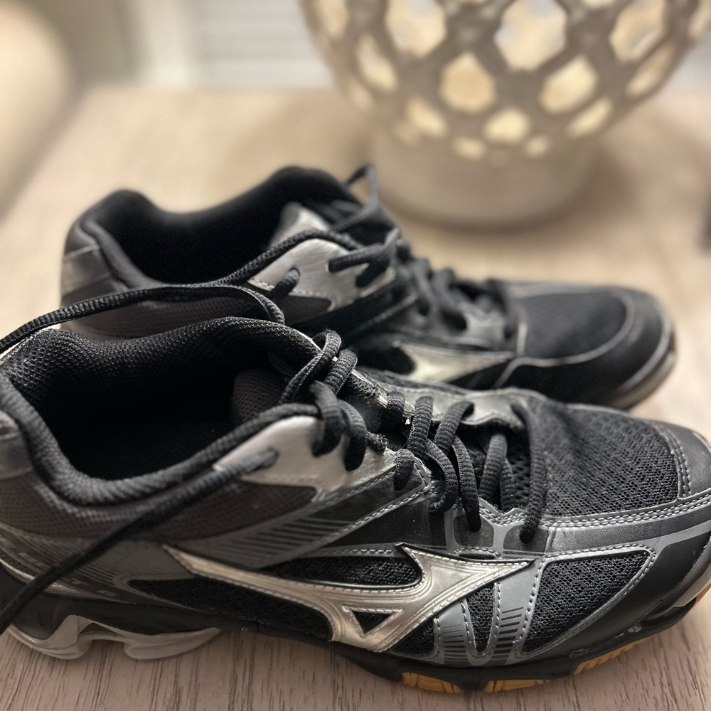 Mizuno women’s Wave Bolt 6, black & grey - lightly used
